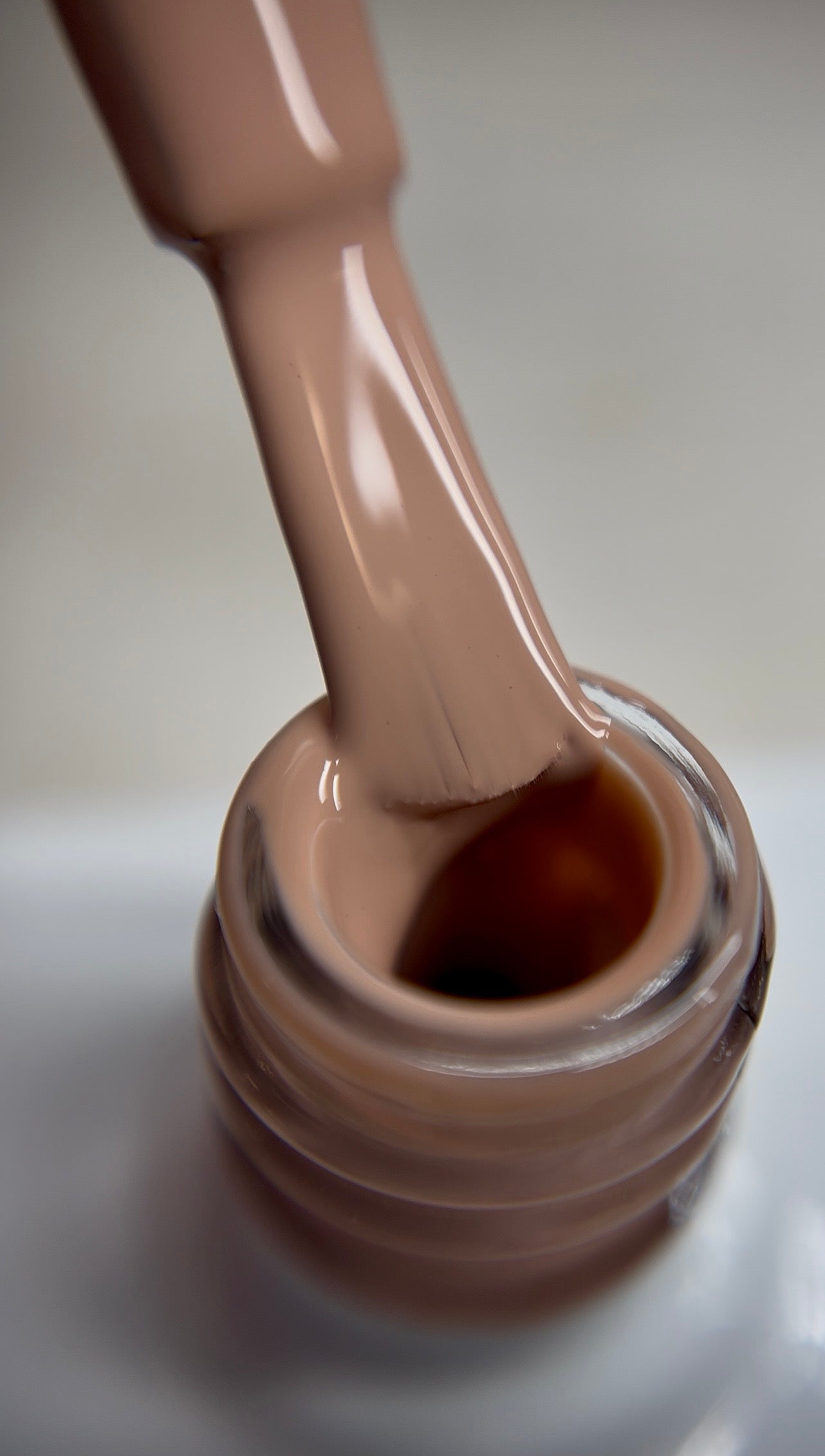 Warm caramel nude gel polish with a rich undertone and creamy finish. A deeper nude shade for professional salon use, ideal for sophisticated nail sets, natural designs on medium to deep skin tones, and everyday wear. Smooth coverage with thin layers. TPO-free and HEMA-free.