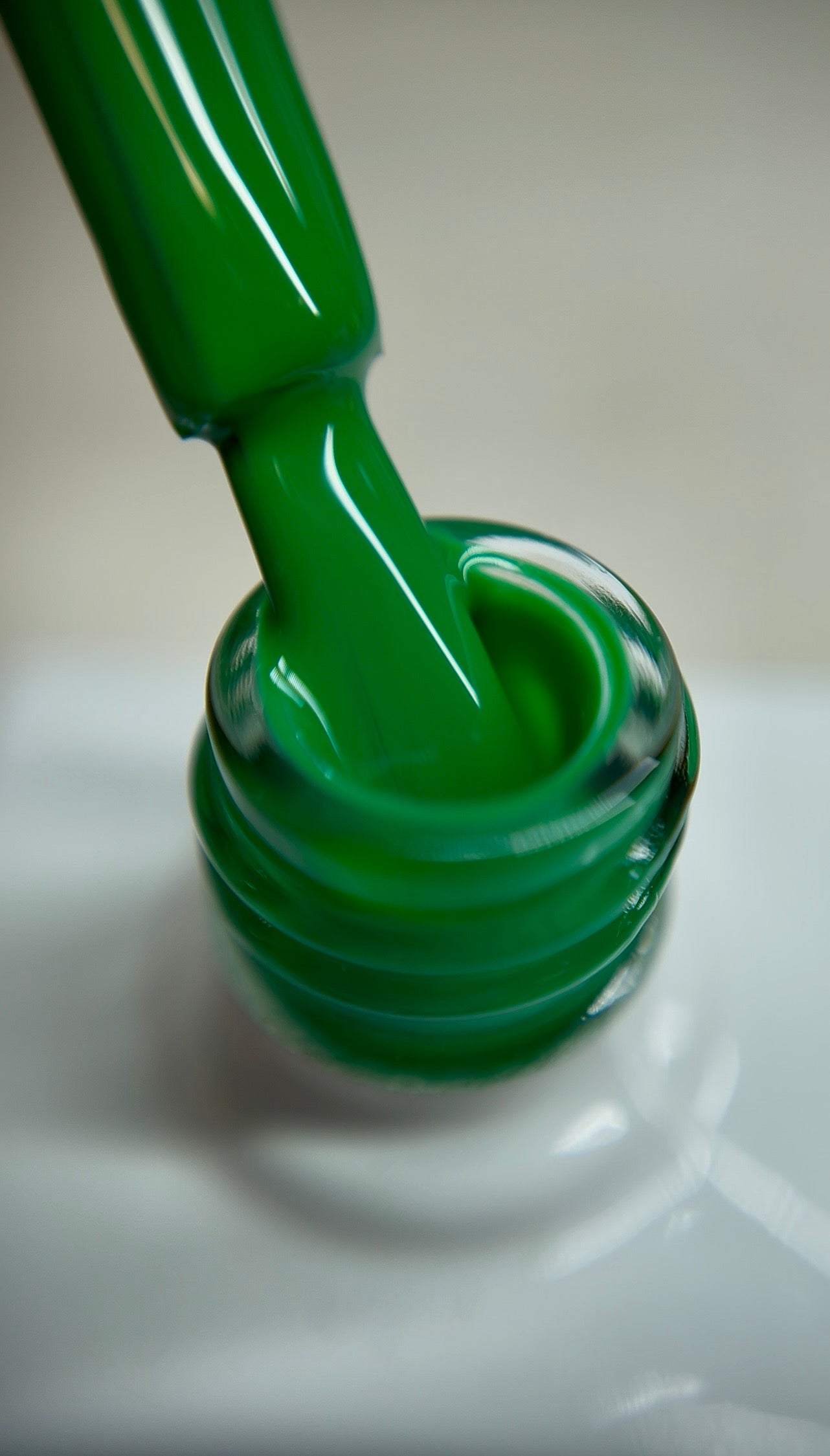 Vibrant emerald green gel polish with a fresh cool undertone and creamy finish. A bold yet refined shade for professional salon use, ideal for modern nail designs, statement looks, and seasonal sets. Smooth coverage with thin layers. TPO-free and HEMA-free.
