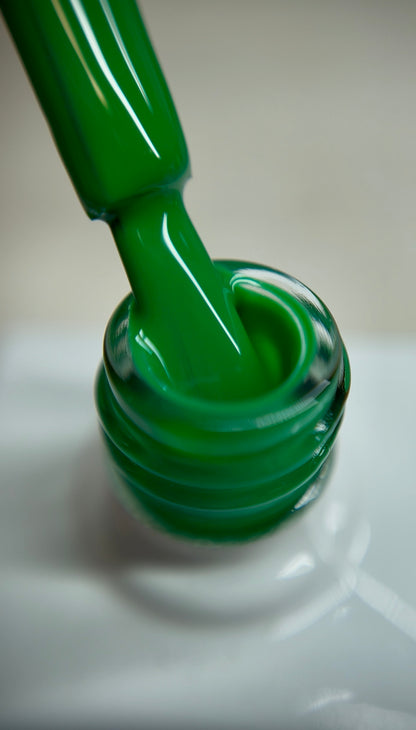 Vibrant emerald green gel polish with a fresh cool undertone and creamy finish. A bold yet refined shade for professional salon use, ideal for modern nail designs, statement looks, and seasonal sets. Smooth coverage with thin layers. TPO-free and HEMA-free.