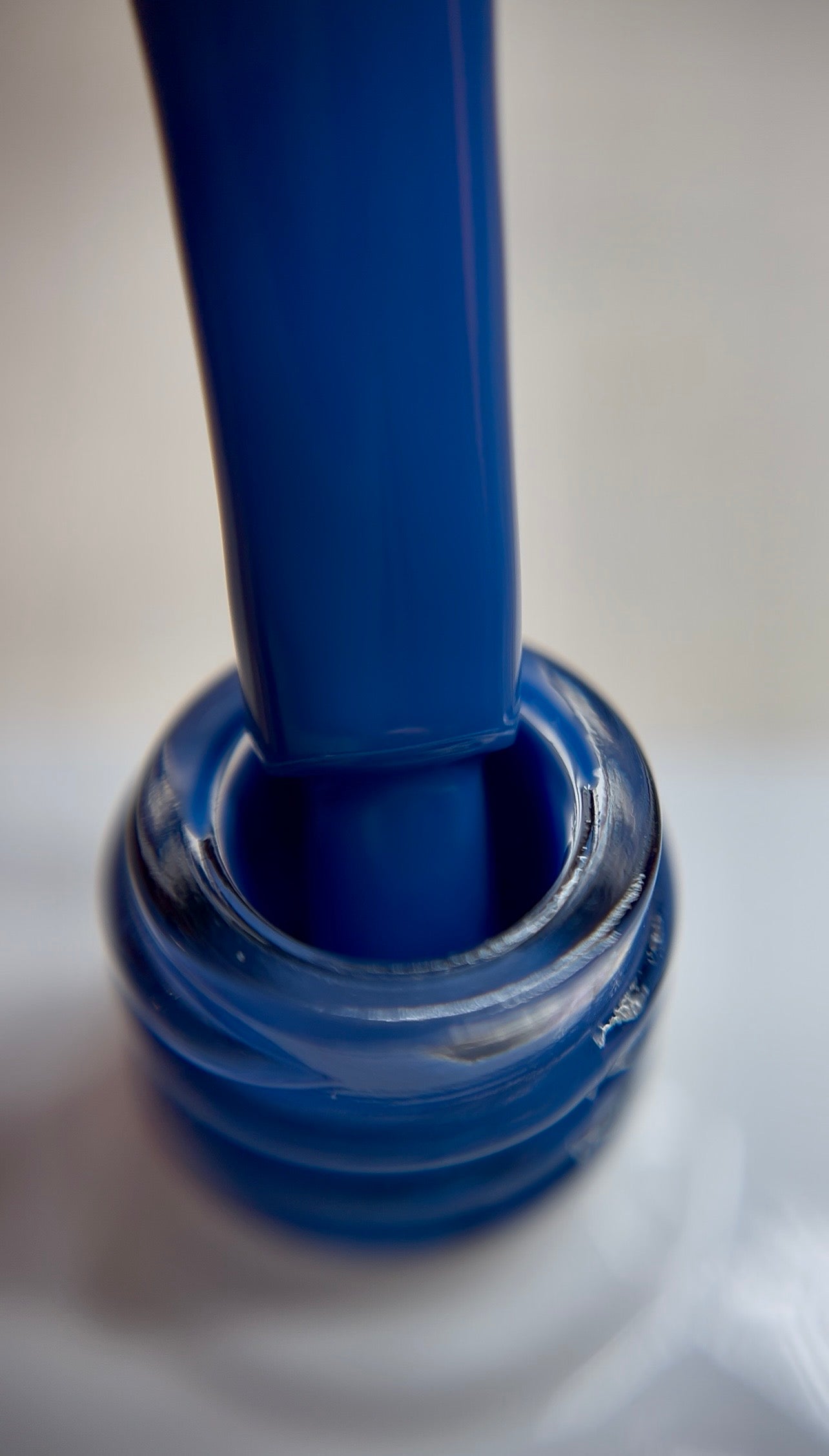 Classic navy blue gel polish with a cool undertone and creamy finish. A timeless blue shade for professional salon use, ideal for elegant nail sets, minimal designs, and refined looks. Smooth coverage with thin layers. TPO-free and HEMA-free.