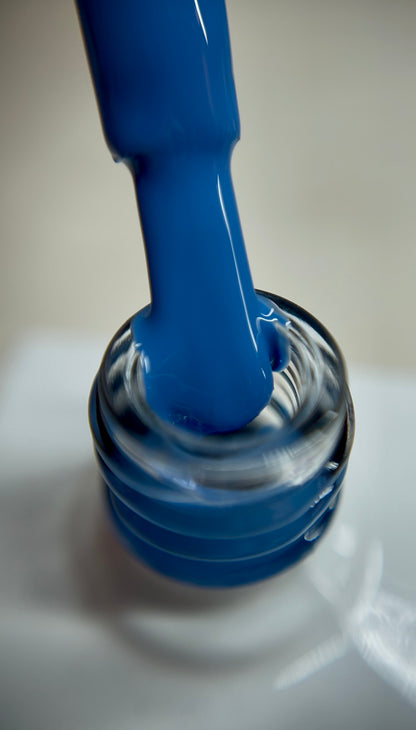 Bright royal blue gel polish with a cool undertone and creamy finish. A vibrant statement shade for professional salon use, ideal for bold nail designs, modern looks, and eye-catching sets. Smooth coverage with thin layers. TPO-free and HEMA-free.